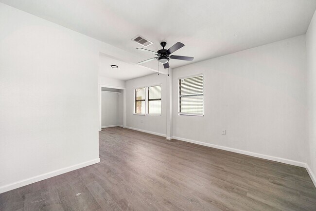 Photo - 404 Glenmore Dr