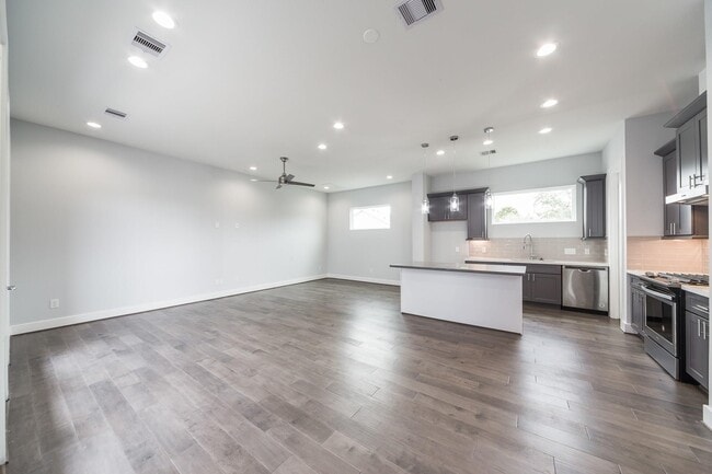 Photo - 3722 Robertson St