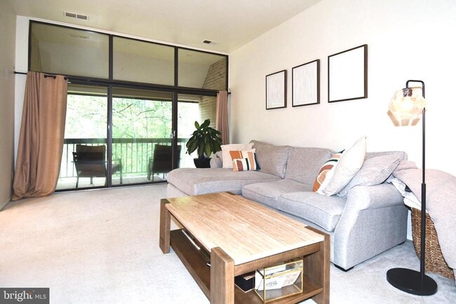 Building Photo - 1672 Parkcrest Cir Unit 300