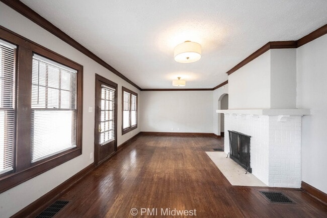 Photo - 4905 Broadway St