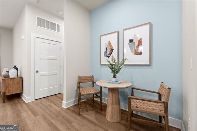 Building Photo - 2648 Sandy Plains Rd Unit 215