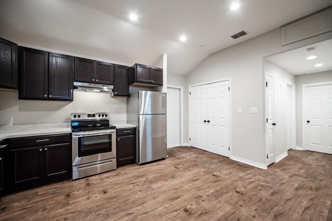 Photo - 803 S Main St