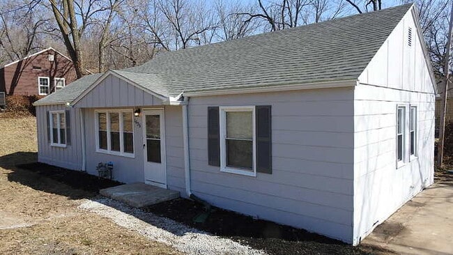 Photo - Cozy 3 bedrooms and 2 full baths home located on Holt Lane in Kansas City, KS