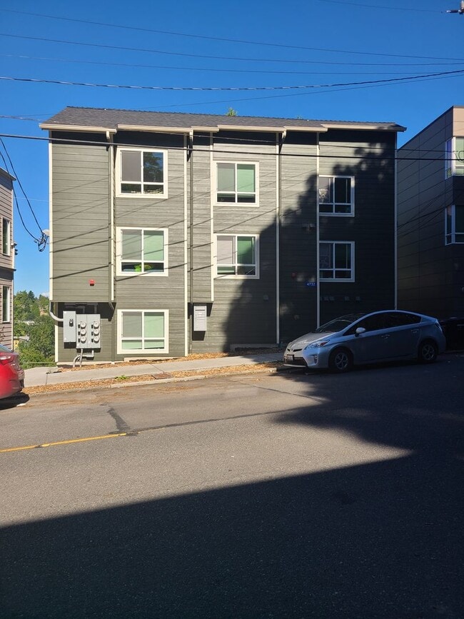 Building Photo - UW 22nd Ave Duplex Unit #5 Rental