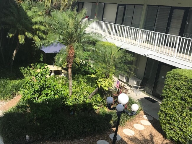 Photo - 1911 NE 8th Ct Unidad 127