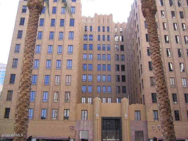 114 W Adams St