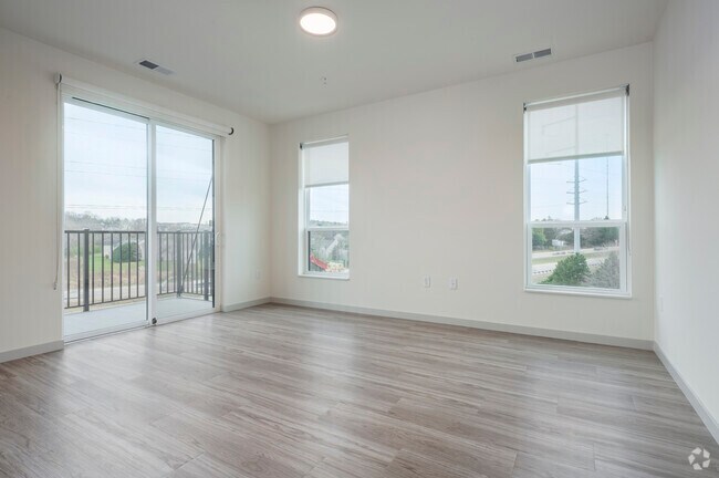 2BR, 2BA - 1065SF - Living Room