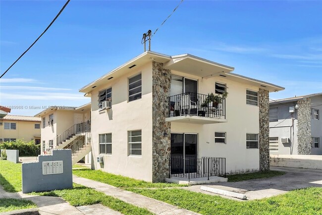 Building Photo - 644 SW 10th St Unit 1