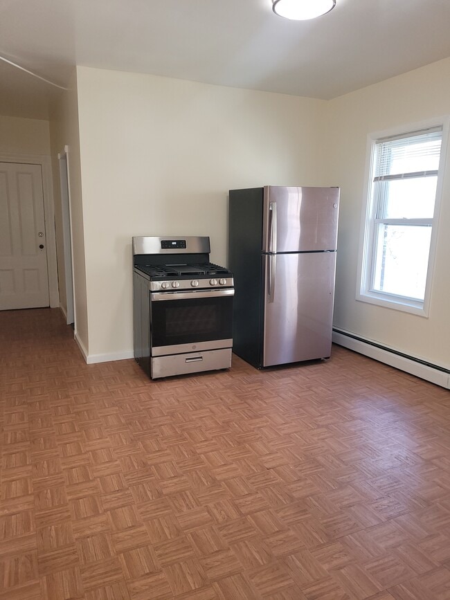 Photo - 182 Pleasant St Unit 2nd Floor