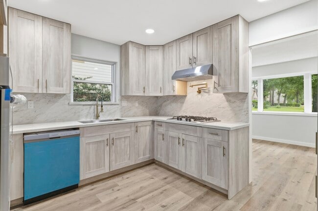 Photo - 15215 Parkville Dr