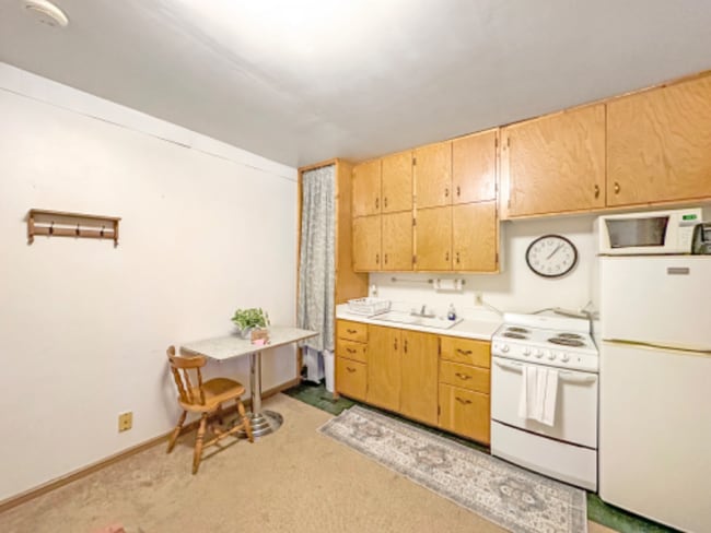 Building Photo - 208 2nd St S