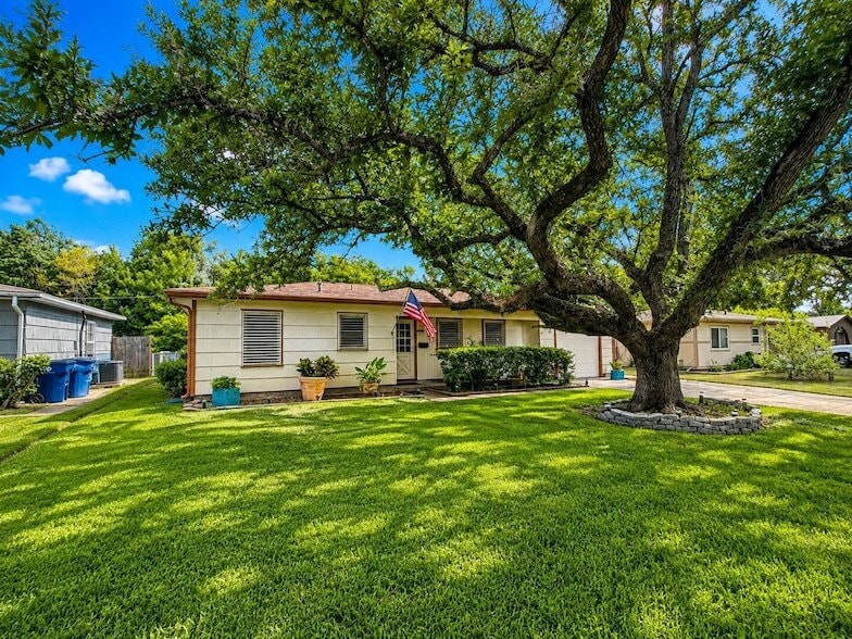 Photo - 5013 Live Oak Dr