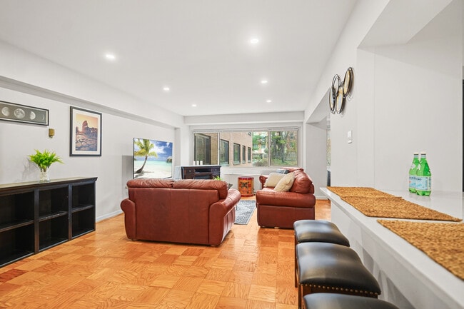 Photo - 4201 Cathedral Ave NW Unit 503W