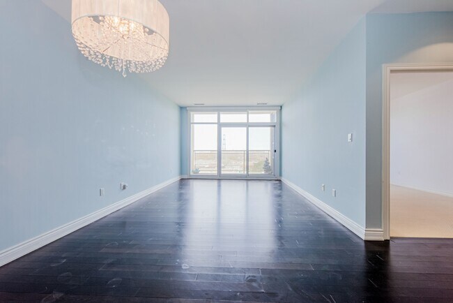 Photo - 1-601 Leaside Park Dr