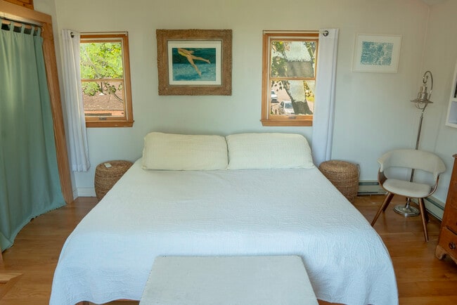 Bed - King Sized - 1 White Way