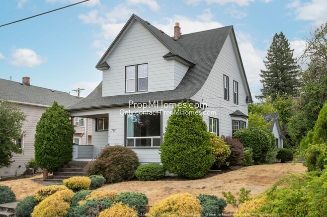 Building Photo - Beautiful Three Bedroom Home in the Heart of Oregon City!