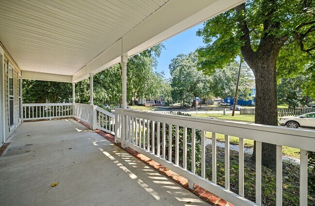 1250 W 27th St