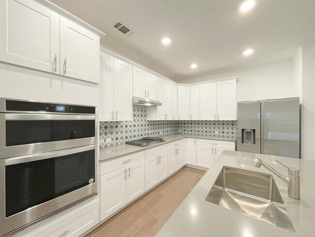 Photo - 6825 Ellsworth Walk