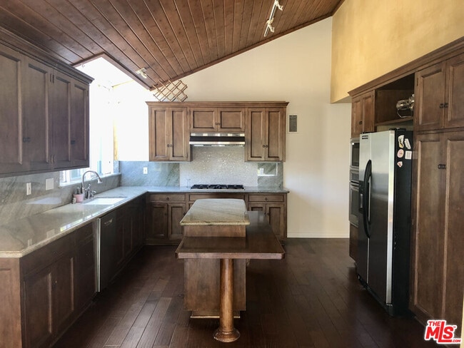 Photo - 708 Thornhill Rd