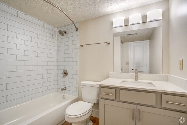 2BR, 1BA - 777SF