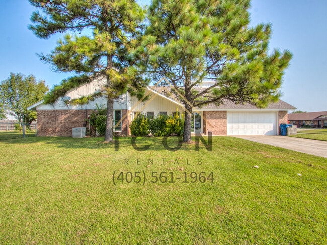 Building Photo - 515 N Robin Way