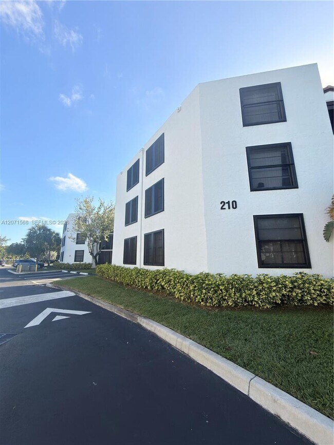 Building Photo - 210 Lake Pointe Dr Unit 210