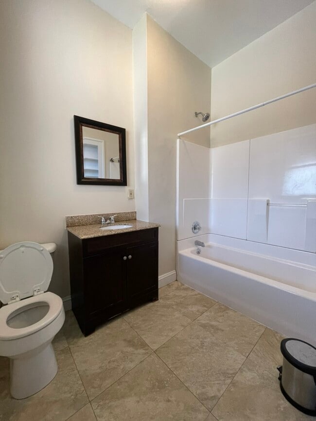1051 W 4th St Unit 1