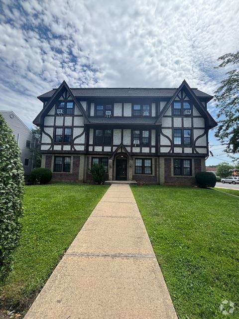 Building Photo - 28 W Neck Rd Unit #2D Rental