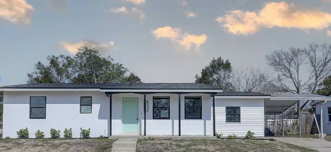 Photo - 417 Hollyhock Ln House