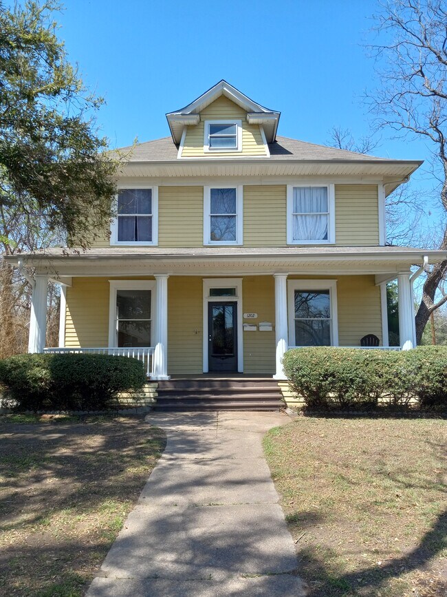 Beautiful home/tri-plex on W. 3rd Ave. - 1202 W 3rd Ave Unit A