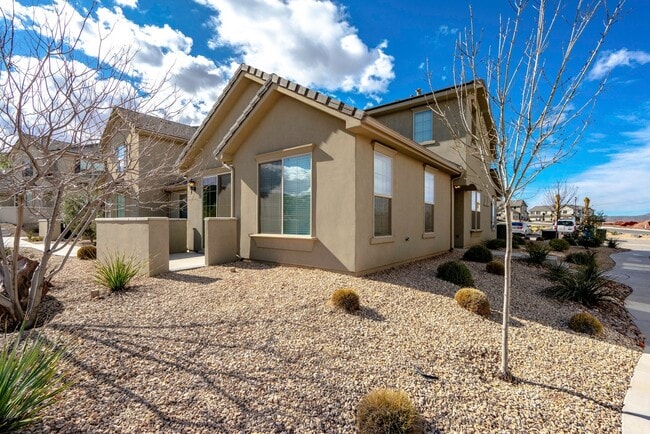 Building Photo - 3 Bedroom Townhome in Hidden Valley with C...