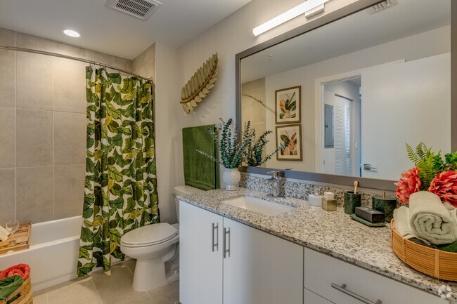 2BR, 2BA - 915SF - Bathroom
