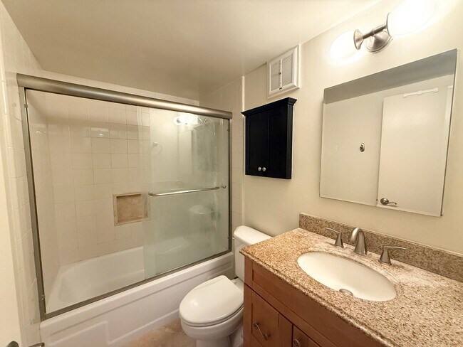 Photo - AVAILALE NOW- SPACIOUS 1 BED/ 1 BA CONDO IN HARBOUR RIDGE!