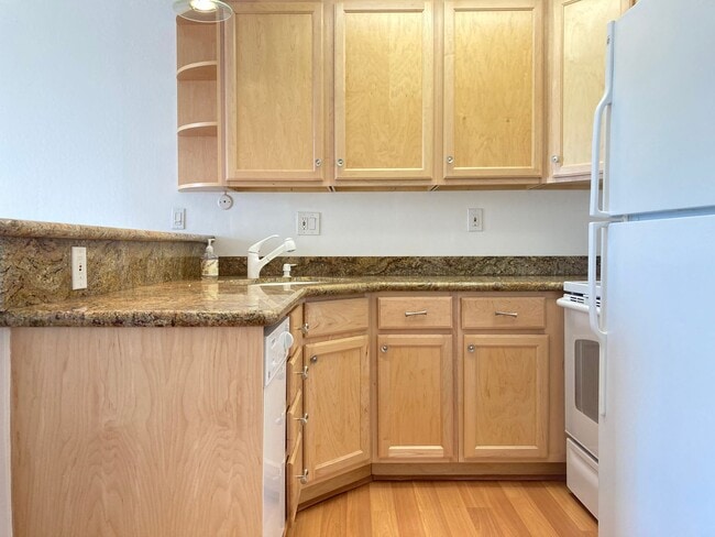 Building Photo - Beautifully renovated - Alternate Entrance from Courtyard - In-unit Storage