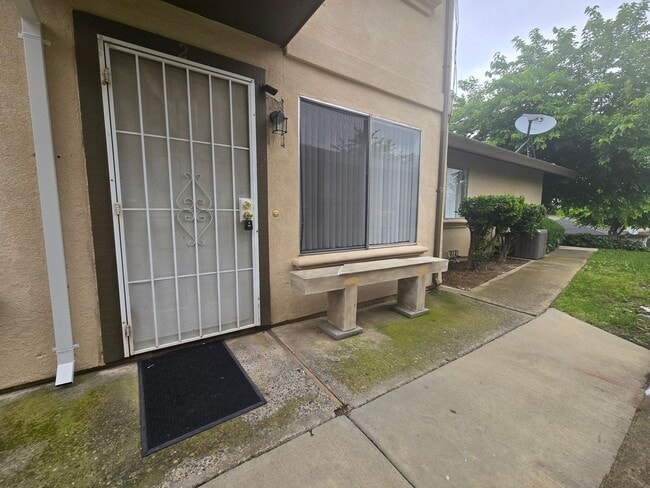 Building Photo - Auburn Green's 2 Bed 1 1/2 Bath