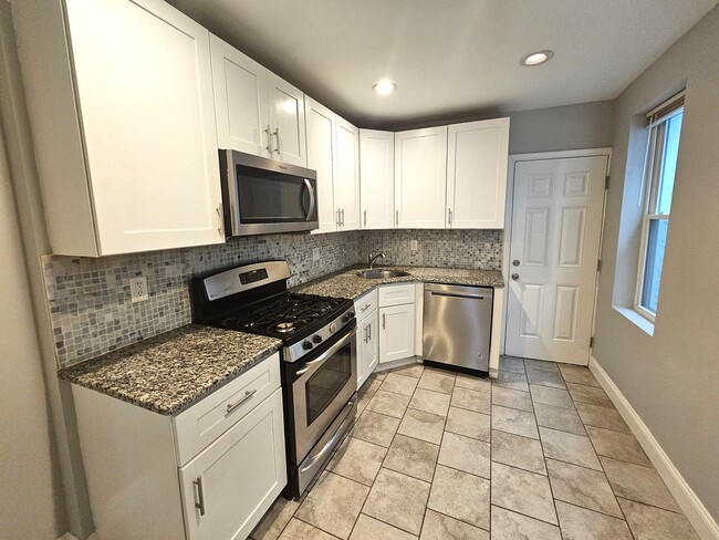 Building Photo - 2 Bedroom recently renovated Belmont Neigh... Rental