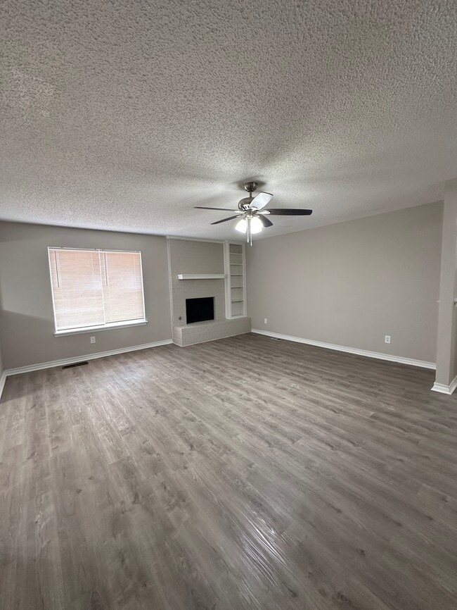 Photo - 4700 Clendon Way