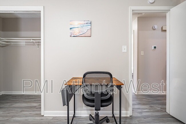 Photo - 2135 Knighton Dr