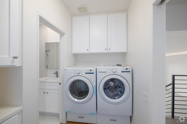 2BR, 2BA - 1,250SF - Laundry