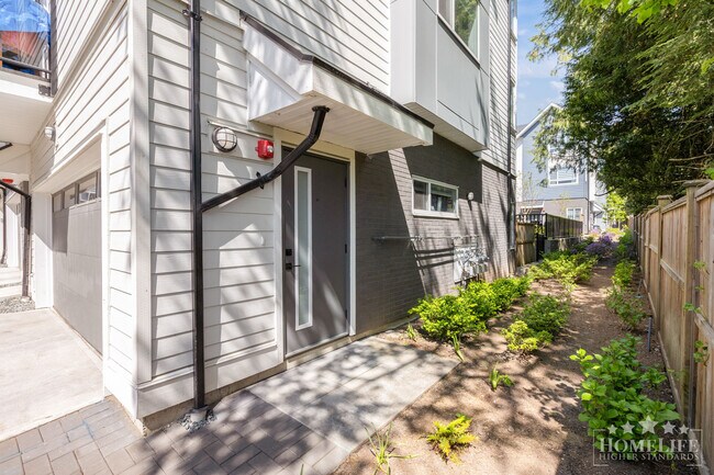Photo - Stunning 3 Bed 3 Bath + Flex Townhouse for Rent in Willoughby! Unit 19