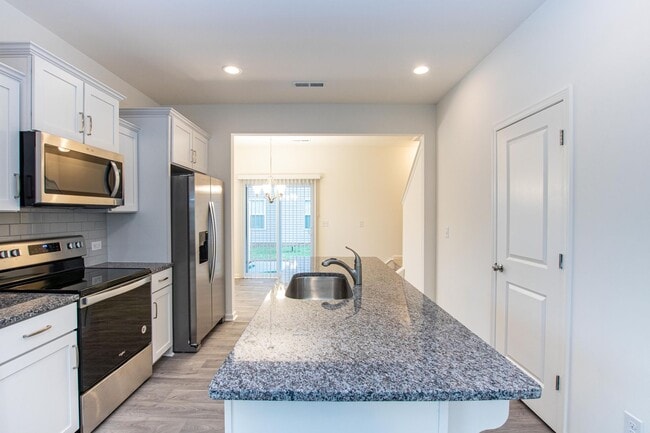 Photo - BEAUTIFUL 2 Bedroom Townhome in MIDLAND - Available July 2026