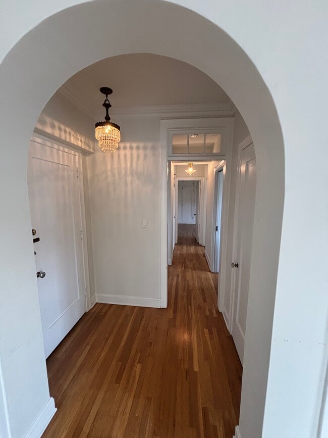 Building Photo - 85 N Madison Ave Unit 28