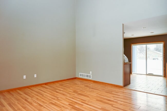 Photo - 5 Bedroom 3.5 Bathroom House in Grand Forks