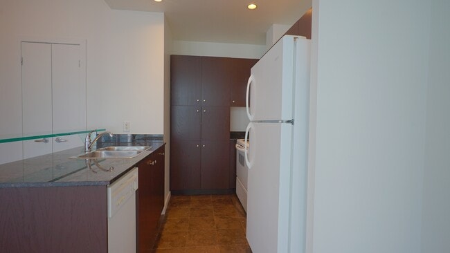 Photo - 208-2208 Queens Quay W