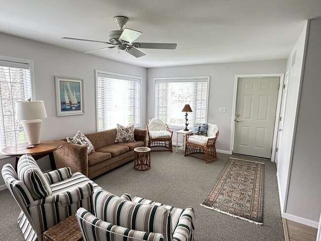 Building Photo - 8911 E Circle Dr N Rental