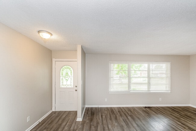 Photo - 8609 Lobelia St