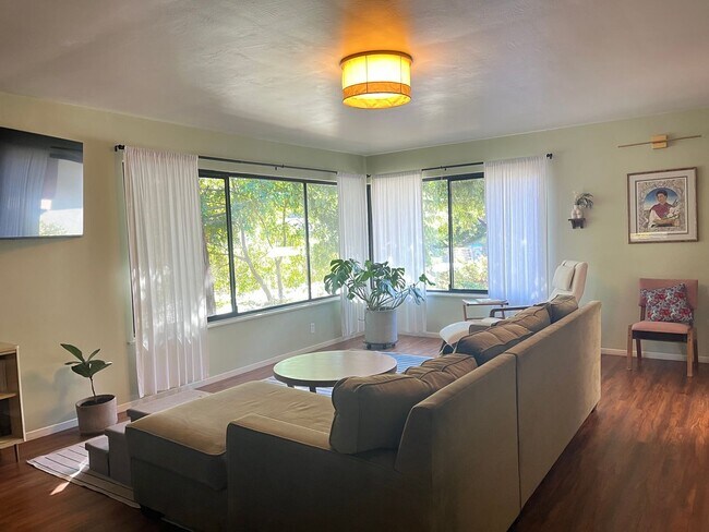 Building Photo - Charming Home by Bishops Peak Trailhead -AVAILABLE April