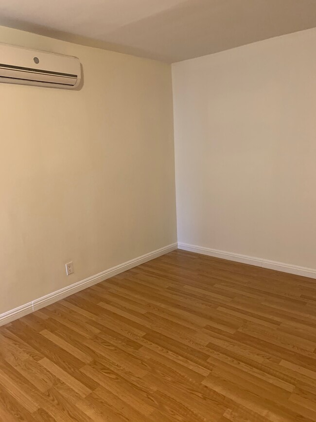 Photo - 1909 N Hollywood Way