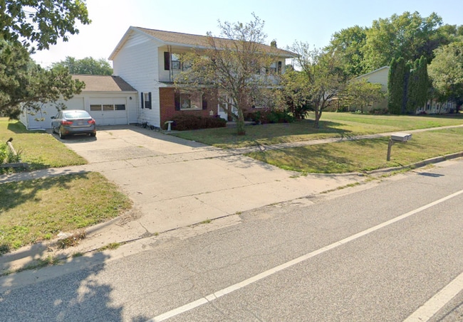 Building Photo - 802 Crescent Dr Unit B