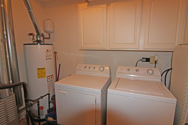 LAUNDRY ROOM - 2917 Concord Ln Casa Adosada